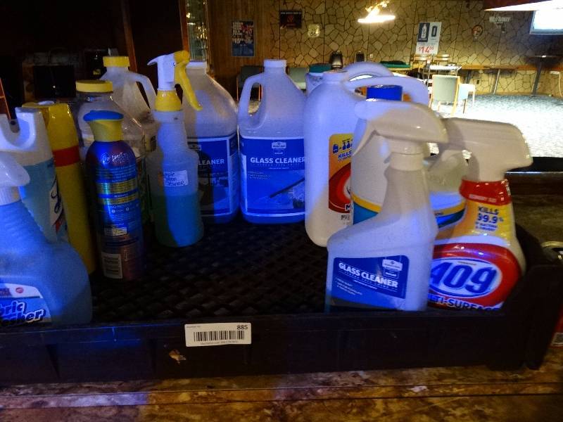 lot 885 image: Lot of various cleaners