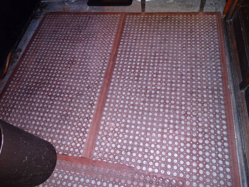 lot 886 image: 3 anti fatigue mats