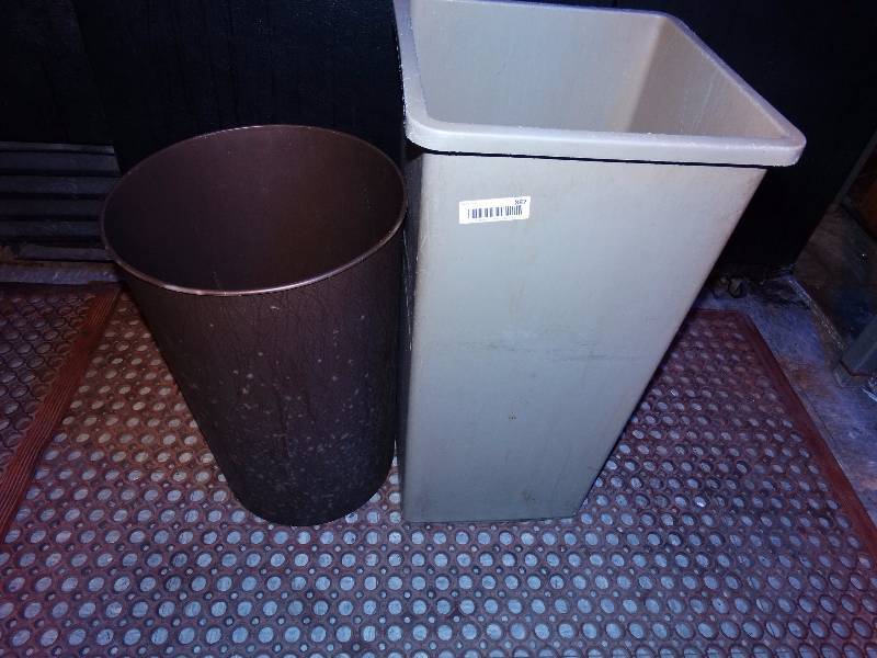 lot 887 image: 2 trash cans