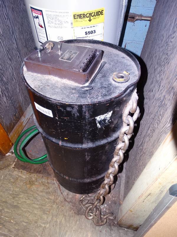 lot 900 image: Barrel safefloor safe w keys- VERY heavy