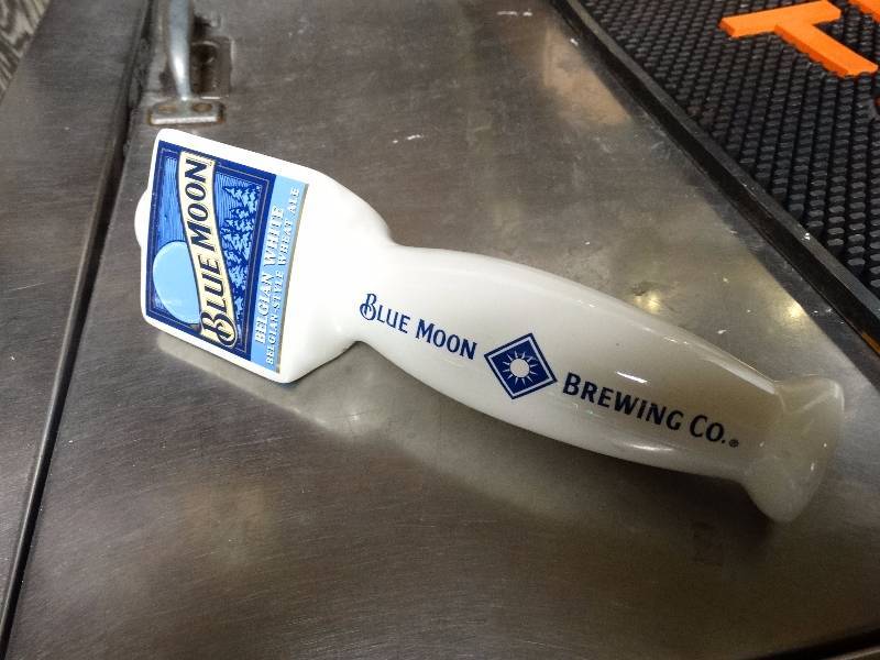 lot 928 image: Blue Moon beer tap