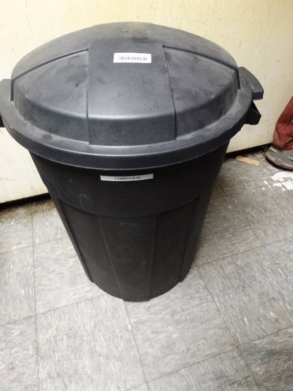 lot 929 image: trash can w lid