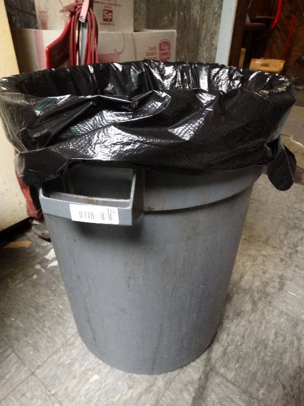 lot 930 image: Rubbermaid trash can