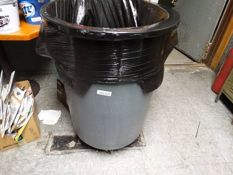 lot 931 image: Rubbermaid trash can w wheels