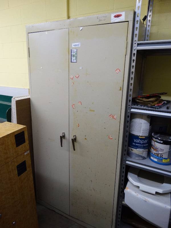 lot 951 image: 2 door metal cabinet