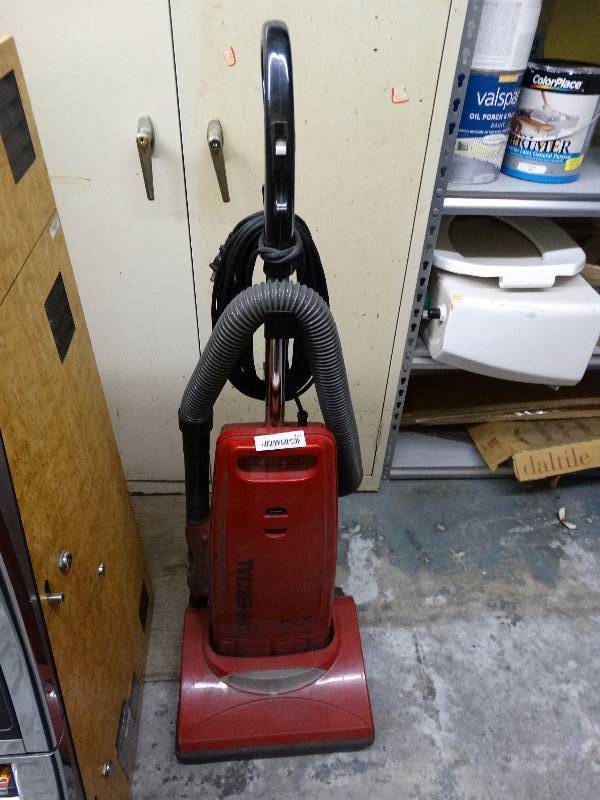 lot 953 image: Commercial vacuum