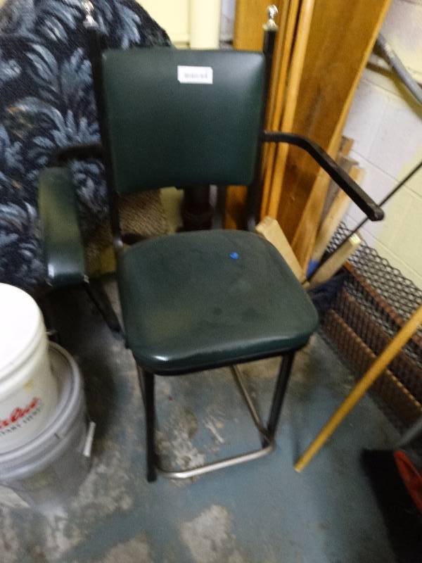 lot 957 image: Bar stool