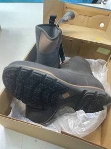 lot 62049 image: Muck Boot Mens Excursion Pro Mid Snow Boot, size 14