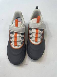 lot 62050 image: Dream Pairs United shoes, size 6