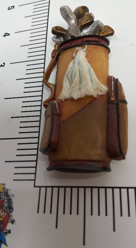 lot 6126 image: New 3 dimensional plastic fridge magnet of golf clubs in the old leather bag