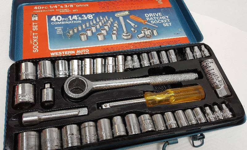 lot 6131 image: 40 pieces (looks like its missing a few pieces and the ratchet has some issues.  Metal case