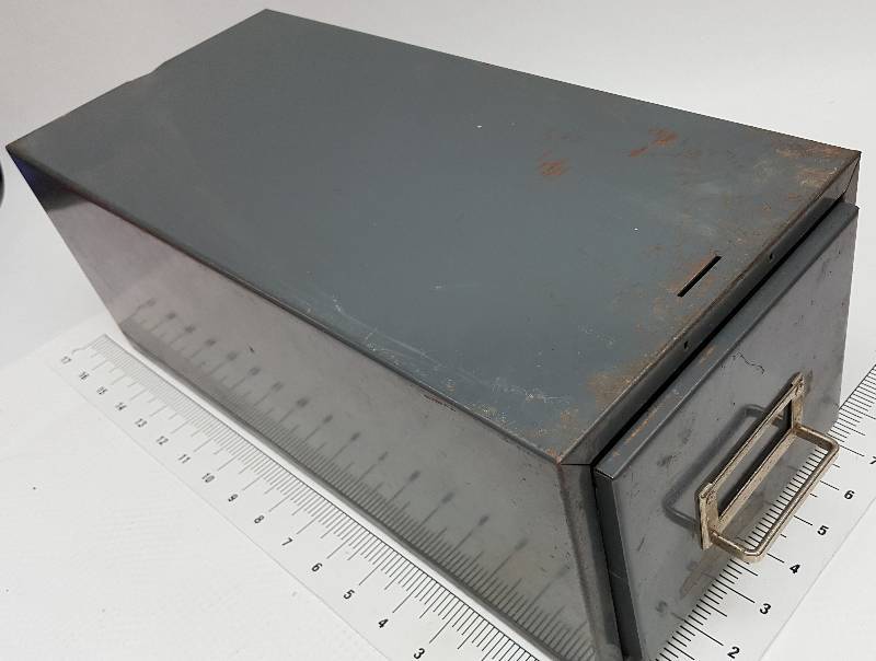 lot 6133 image: Metal 3 X 5 card file box in nice condition