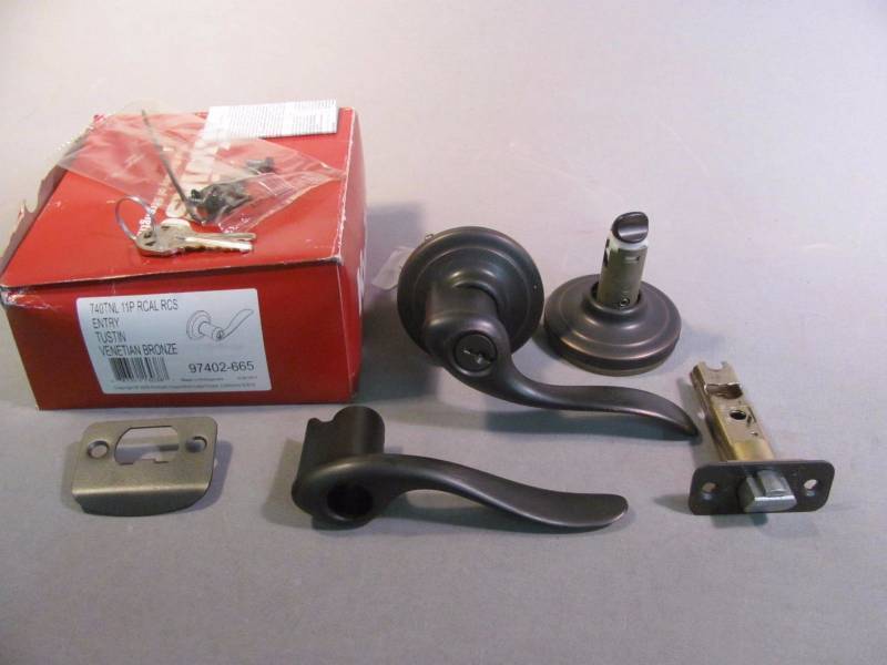 lot 6274 image: Kwikset 97402-665 Tustin Keyed Entry Lever Door Handle set