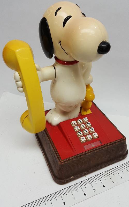 lot 6062 image: How cool is this Snoopy and Woodstock touch dial telephone.  Missing the cord to the head set