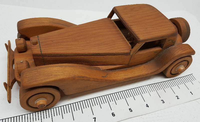 lot 6064 image: This one is hand carved and not made in China Studtz Bearcat Lots of detail and needs to be on your desk or mantle