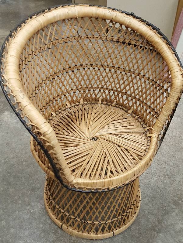 lot 5993 image: Childrens or decorators Wicker Seat in very nice condition