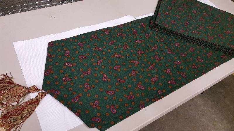 lot 5965 image: Table runner 72 with 7 place-mats to match