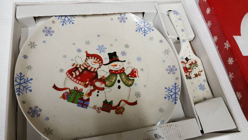 lot 5966 image: Snowmen cake serving plate Great for a gift or used for your holiday serving.