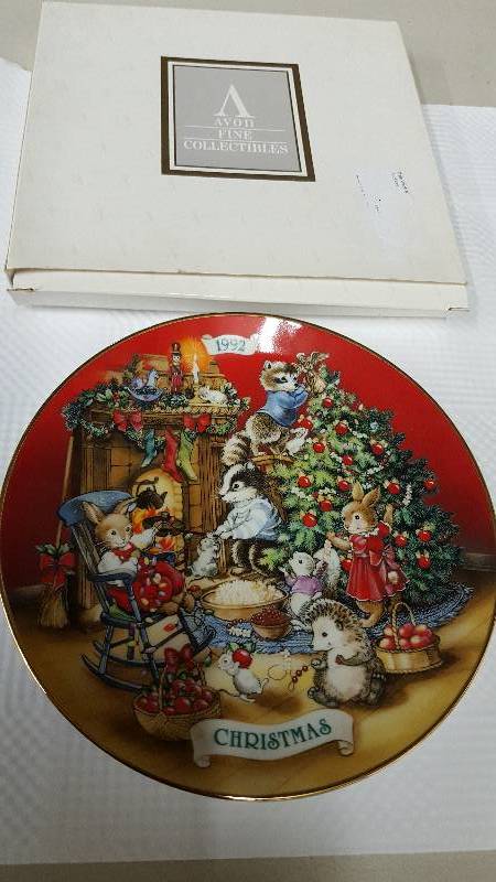 lot 5971 image: 1992 Sharing Christmas with Friends Avon Plate