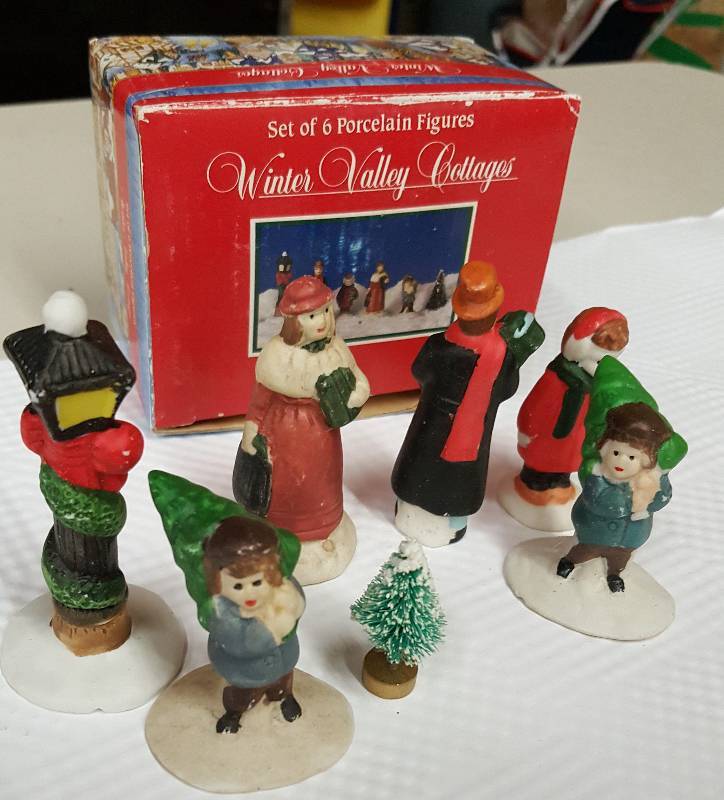 lot 5973 image: 6 Porcelain Figures to add to any winter wonderland