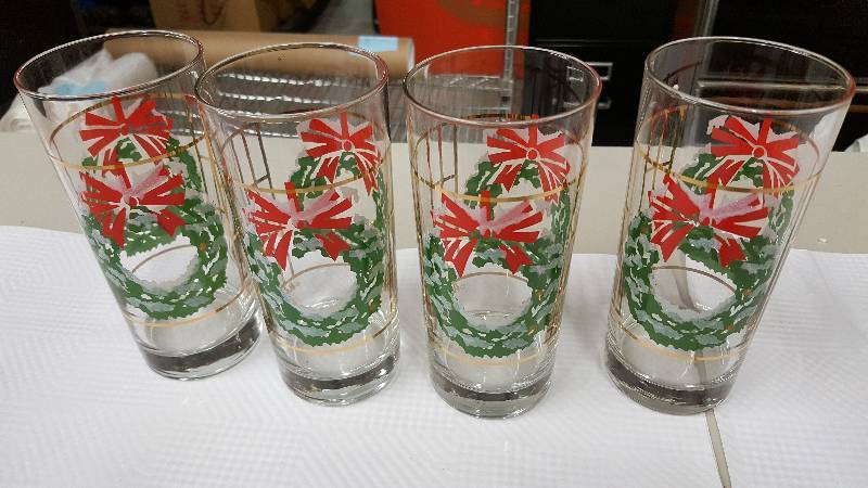 lot 5984 image: Set of 4 cool looking party glasses with festive wreath decorations 3 dimensional texture
