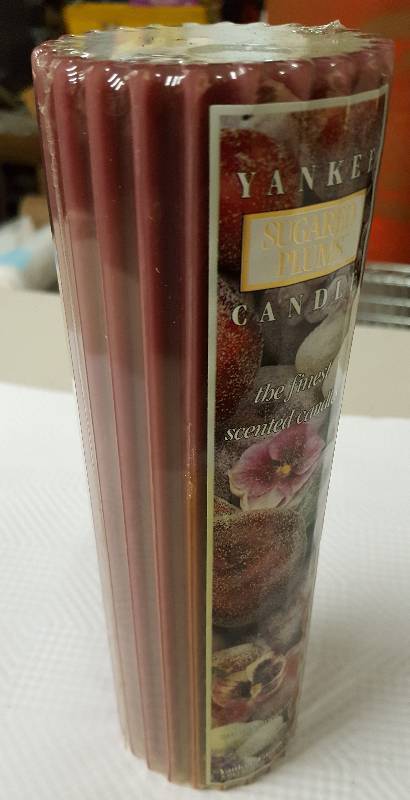 lot 5934 image: New Yankee Sugared Plums Scented Candle 2.8X9