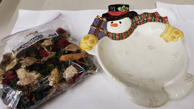 lot 5937 image: Fitz and Floyd ceramic snowman plate with potpourri home fragance