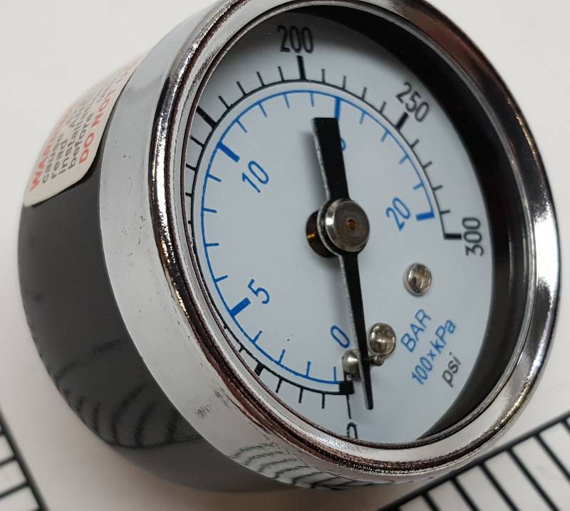 lot 6795-2 image: New 300 PSI 1-12 diameter 18 NPT back port air hose line pressure gauge.