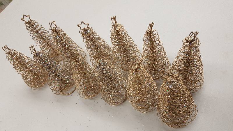 lot 5946 image: 12 Gold tone tree name tag holders for your holiday table setting