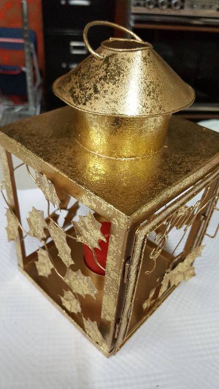 lot 5948 image: Gold lantern candle holder. Can be hung or just on a table
