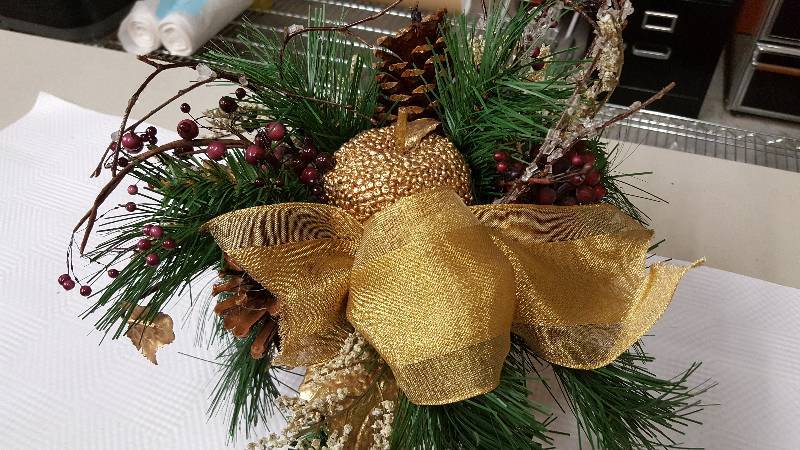 lot 5953 image: Holiday flower pot arrangement