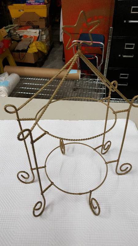 lot 5903 image: Two tier holiday plate holder