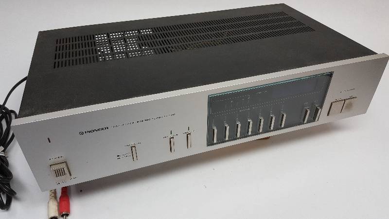 lot 6051 image: Pioneer Synthesized Stereo Tuner TX-720 unit powers up fine