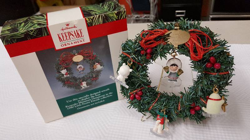 lot 5959-2 image: Hallmark Keepsake Miniature 1990 Little Frosty Friends wreath collection