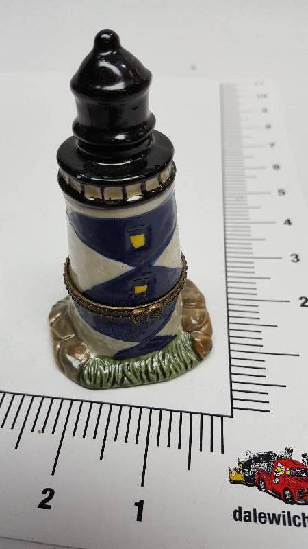 lot 5779 image: Glass Table or stove top Christmas decoration