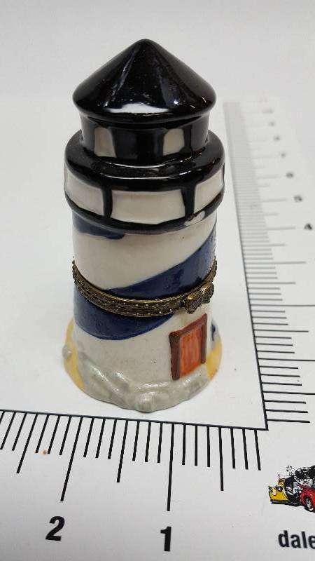 lot 5720-4 image: Glass Table or stove top Christmas decoration