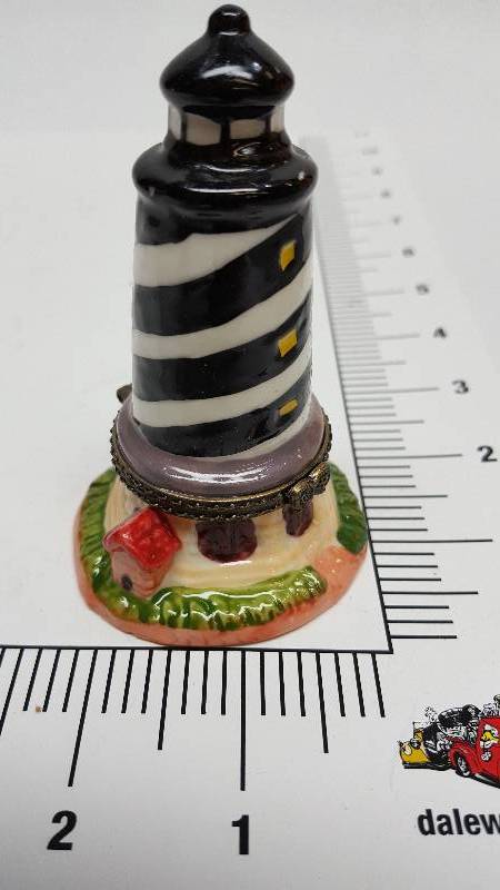 lot 5721-5 image: Glass Table or stove top Christmas decoration