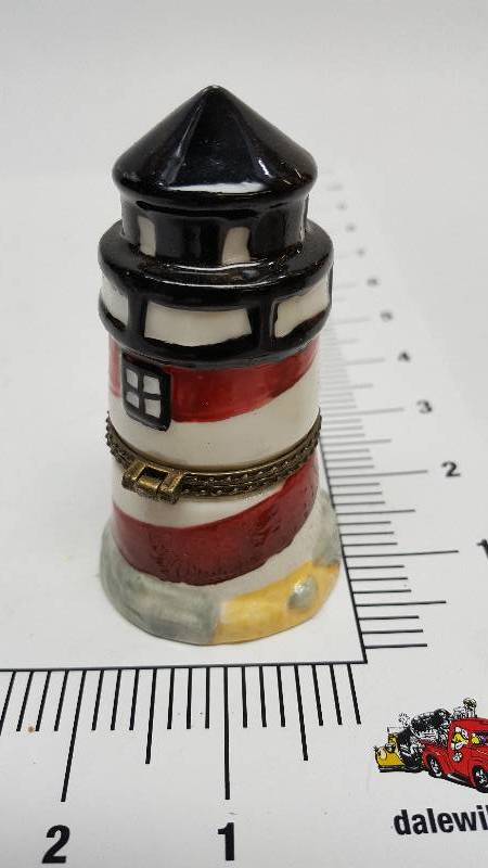 lot 5722-3 image: Glass Table or stove top Christmas decoration