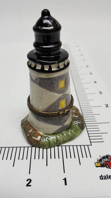 lot 5723-3 image: Glass Table or stove top Christmas decoration