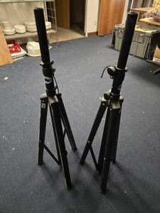 lot 41017 image: 2 Musika Tri Pods