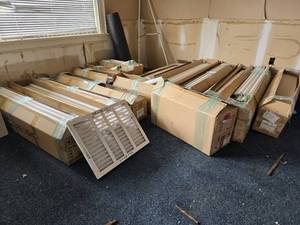 lot 41025 image: Large Lot of Tube Lighting And More