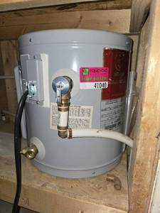 lot 41040 image: Contents Of Room W Electric Hot Water Tank And Shelving