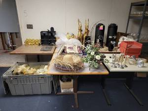 lot 41075 image: Contents Of Tables Including 5 Tables