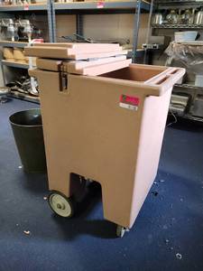 lot 41130 image: Cambro Ice Chest On Wheels