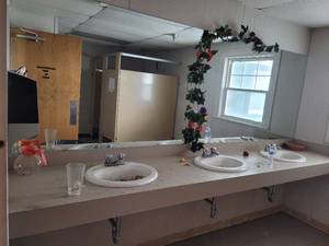 lot 41136 image: Contents of Bathroom - Upstairs