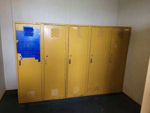 lot 41146 image: Yellow Locker Unit