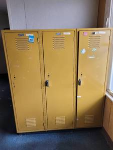 lot 41148 image: Yellow Locker Unit