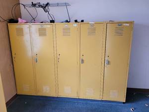 lot 41149 image: Yellow Locker Unit
