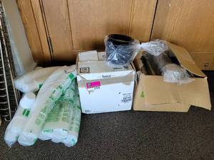lot 37046 image: Lot Of Plastic Cups And Lids
