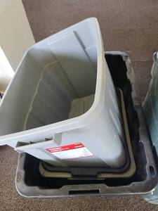 lot 37068 image: Lot Of Trash Can And Totes